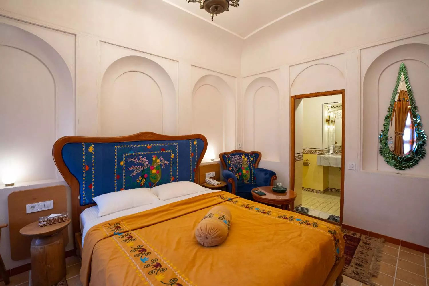 اتاق عمارت آقاحسینی با تخت و تاجتخت گلدوزیشده