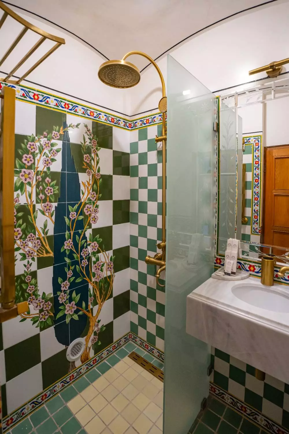 دوش حمام با کاشیهای شطرنجی و طرح گل عمارت آقاحسینی