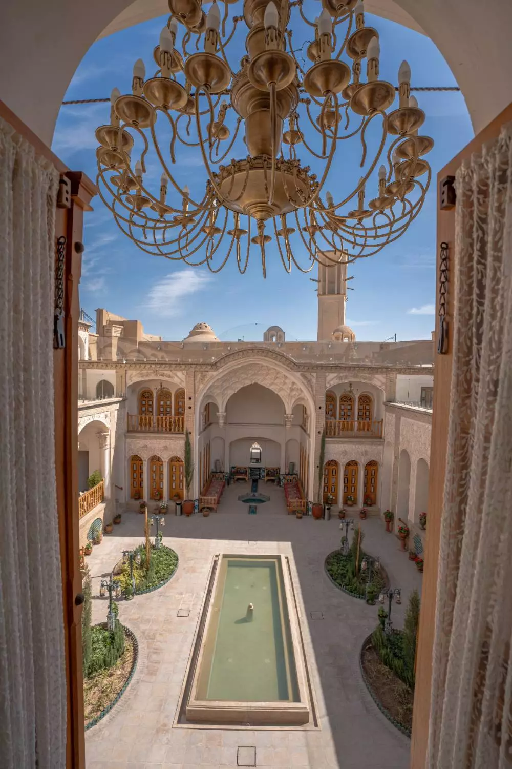 حیاط مرکزی عمارت آقاحسینی با حوض و چلچراغ