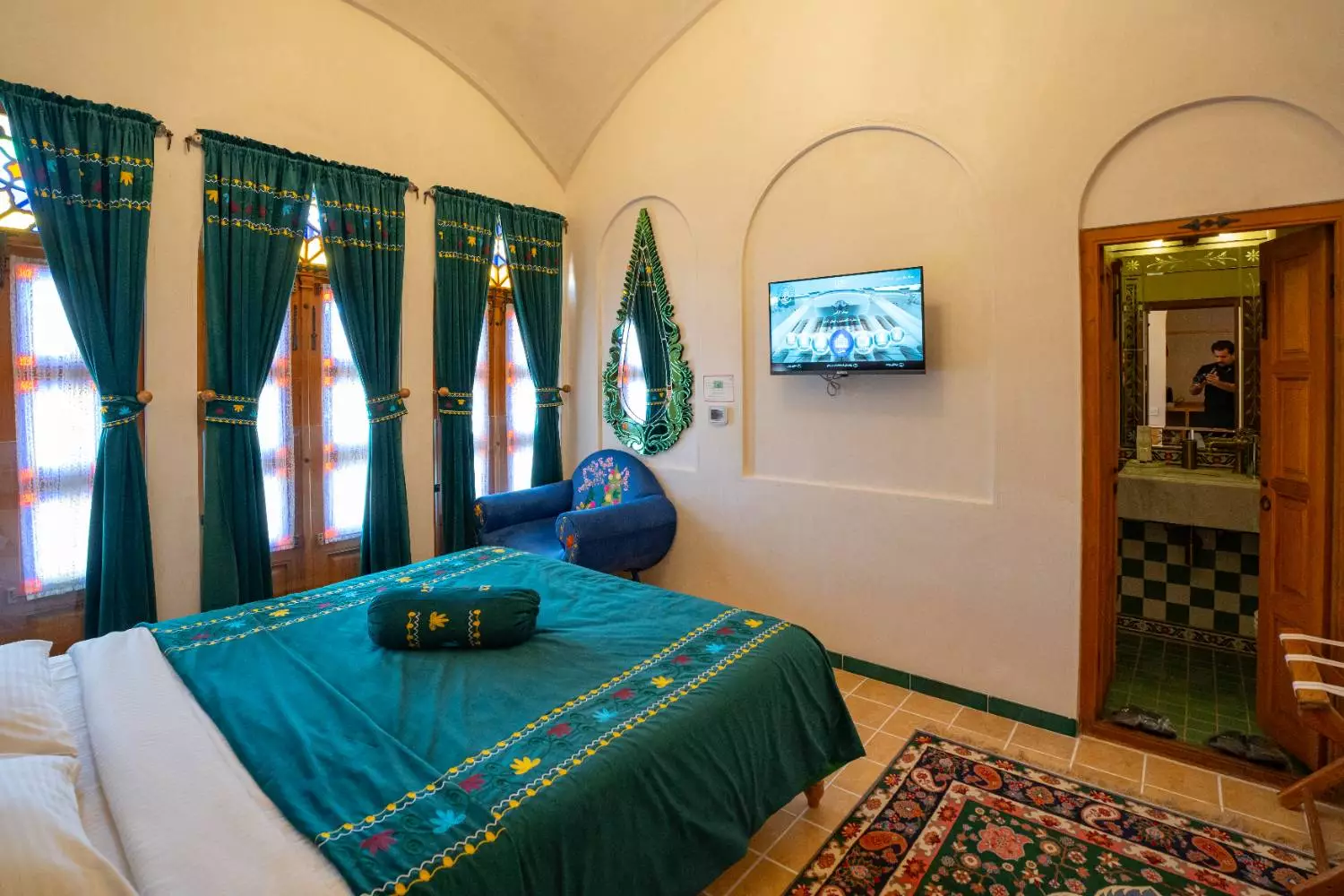 تخت سبز و پنجرههای رنگی اتاق عمارت آقاحسینی