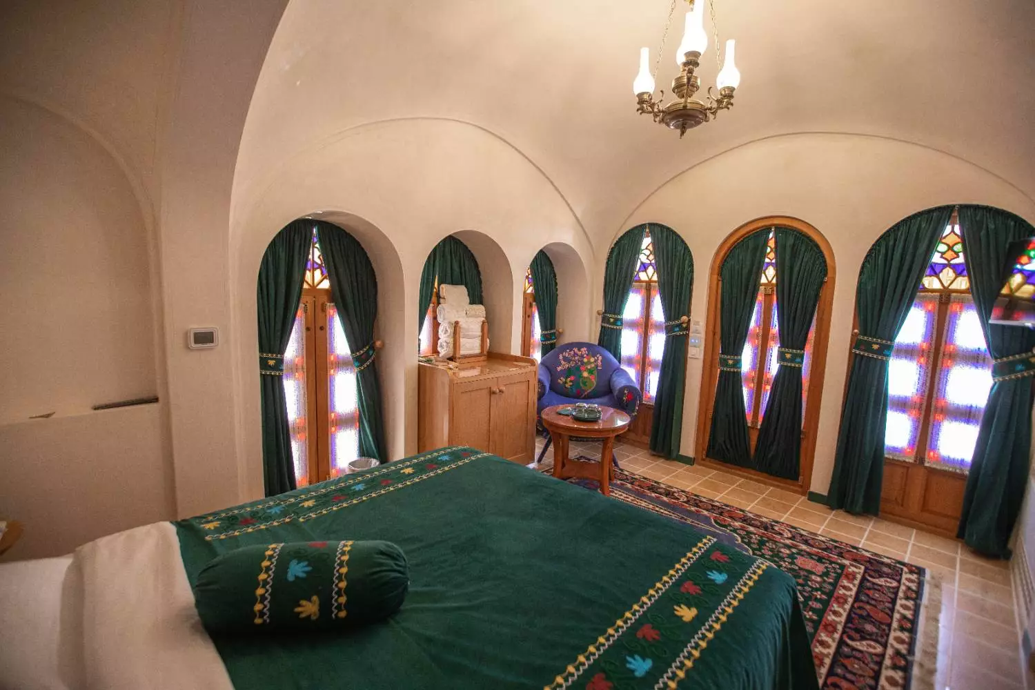 تخت سبز در اتاق قوسی عمارت آقاحسینی