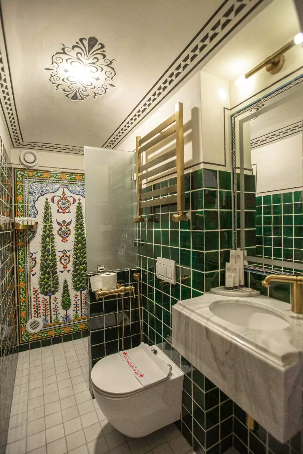 سرویس بهداشتی با کاشیهای سبز در عمارت آقاحسینی