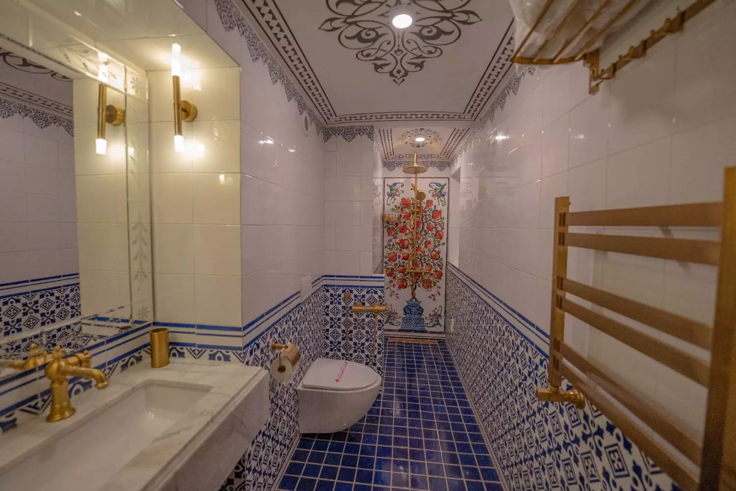 حمام با کاشیکاری آبی و روشویی عمارت آقاحسینی