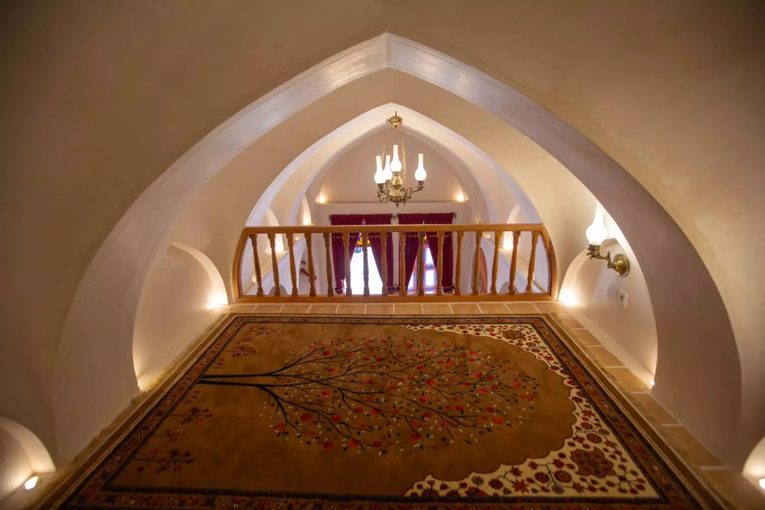 فرش بزرگ زیر طاق در عمارت آقاحسینی