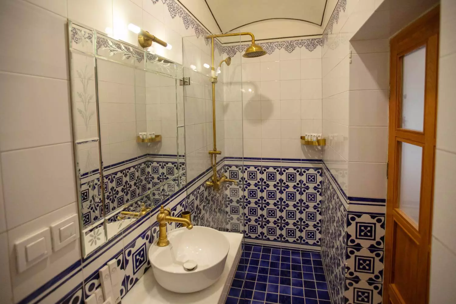 حمام عمارت آقاحسینی با کاشیکاری آبی و سفید