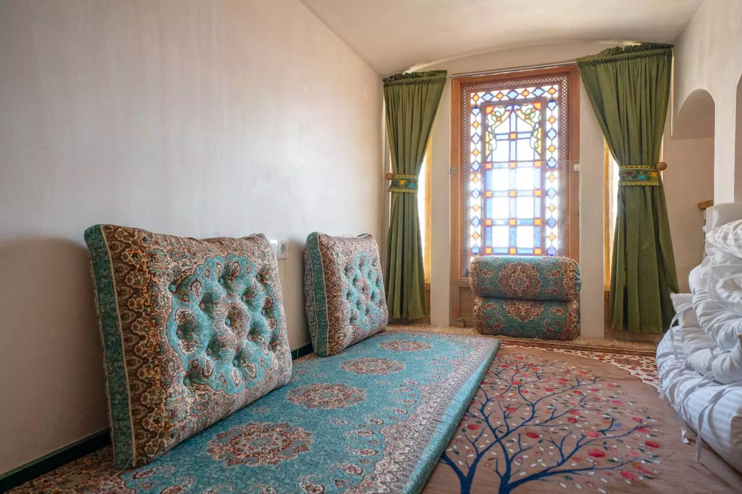 نشیمن سنتی با پنجره ارسی در عمارت آقاحسینی