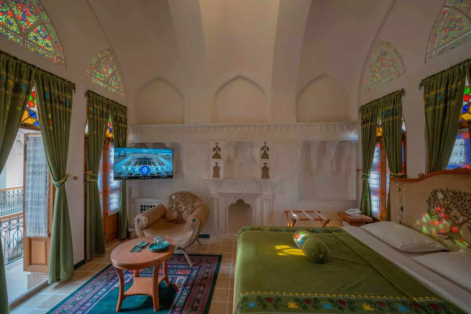 اتاق خواب با پنجرههای رنگی عمارت آقاحسینی