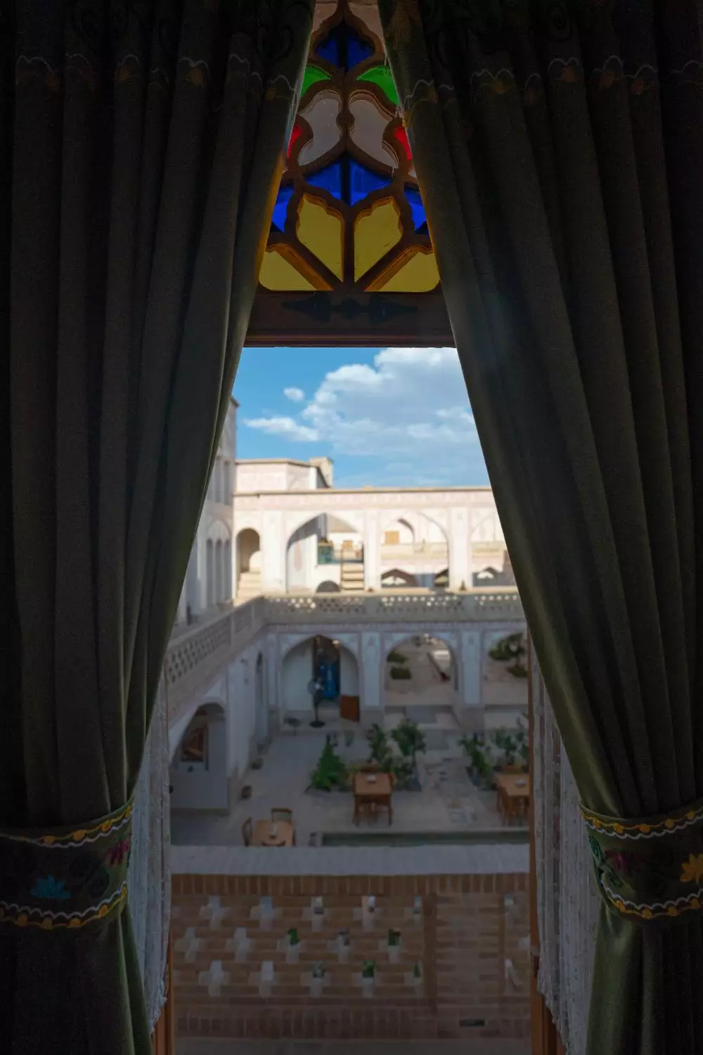 نمای حیاط عمارت آقاحسینی از میان پردهها