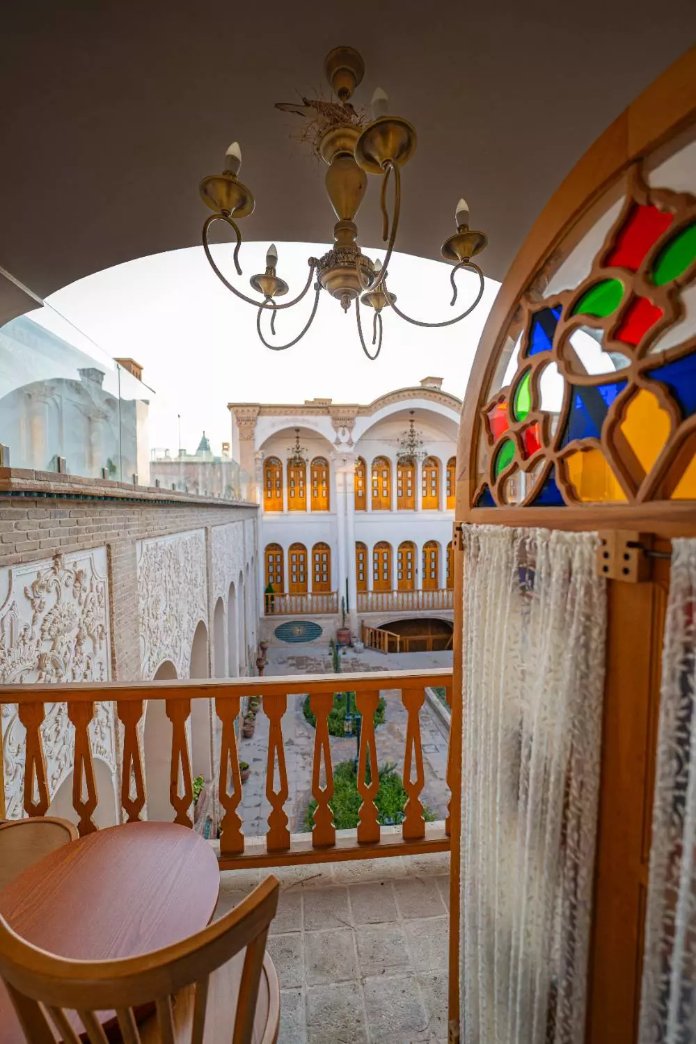 بالکن مشرف به حیاط عمارت آقاحسینی