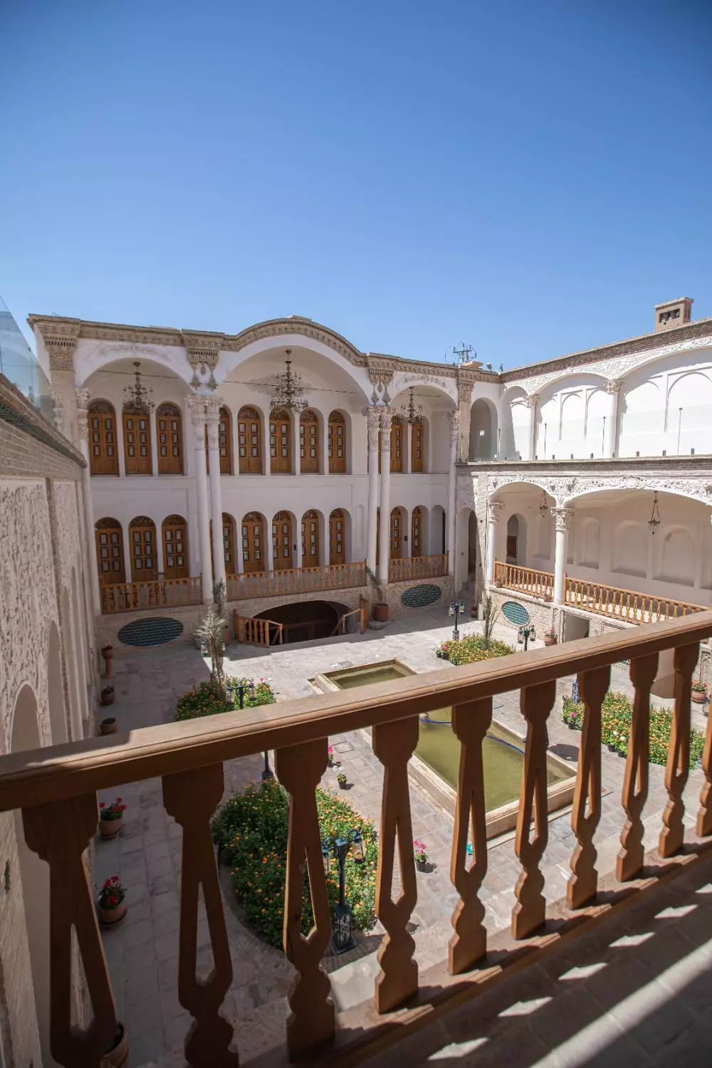 حیاط مرکزی عمارت آقاحسینی با ایوانهای دوطبقه