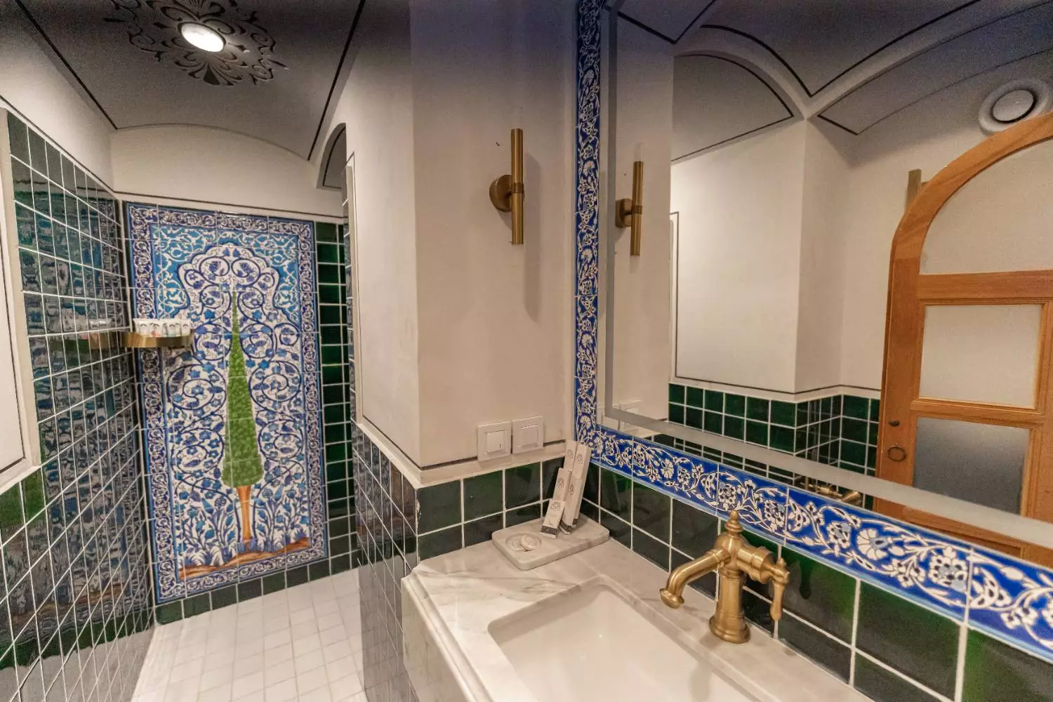 روشویی با کاشیکاری سنتی آبی در عمارت آقاحسینی