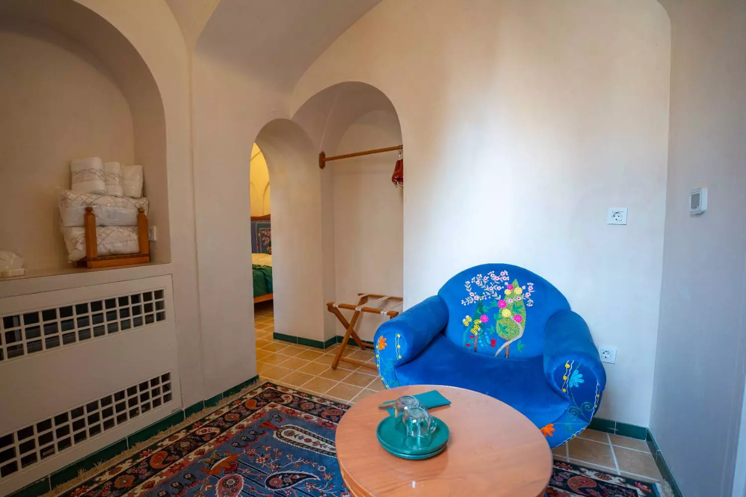 نشیمن با مبل آبی گلدار در عمارت آقاحسینی