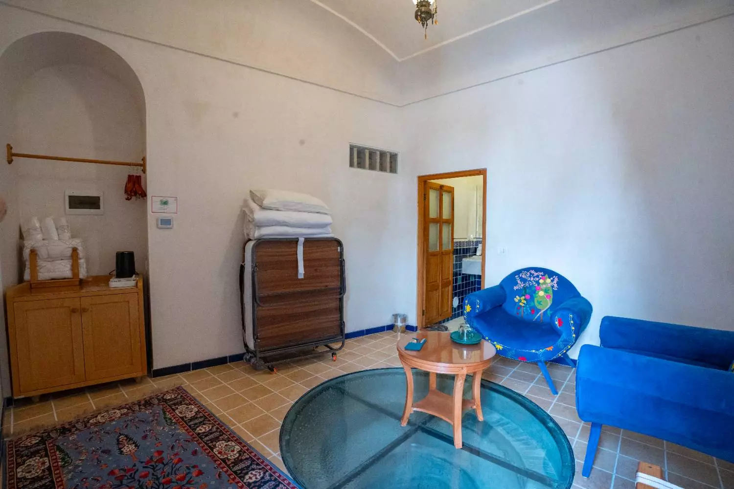 اتاق نشیمن با مبلمان آبی در عمارت آقاحسینی
