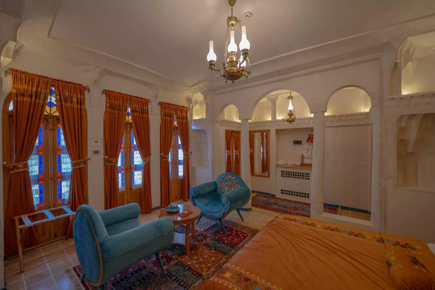 اتاق عمارت آقاحسینی با تخت و مبلمان آبی