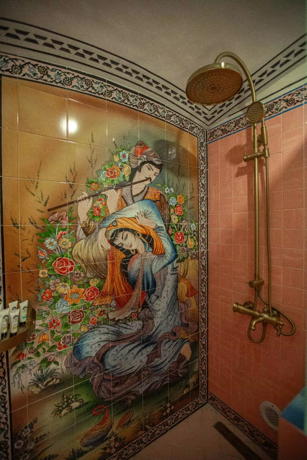 حمام عمارت آقاحسینی با کاشیکاری تصویری