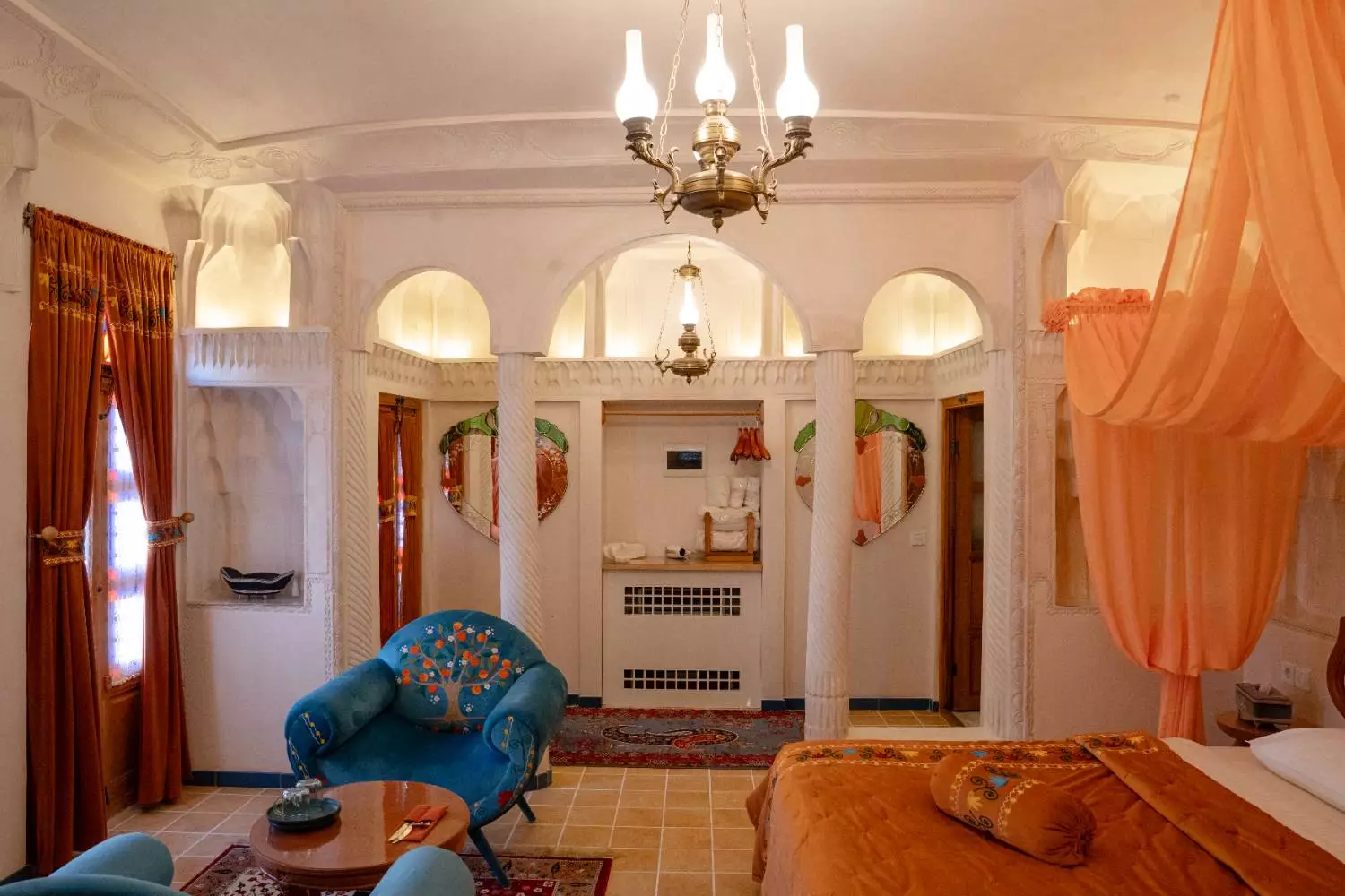 اتاق عمارت آقاحسینی با تخت و مبلمان فیروزهای