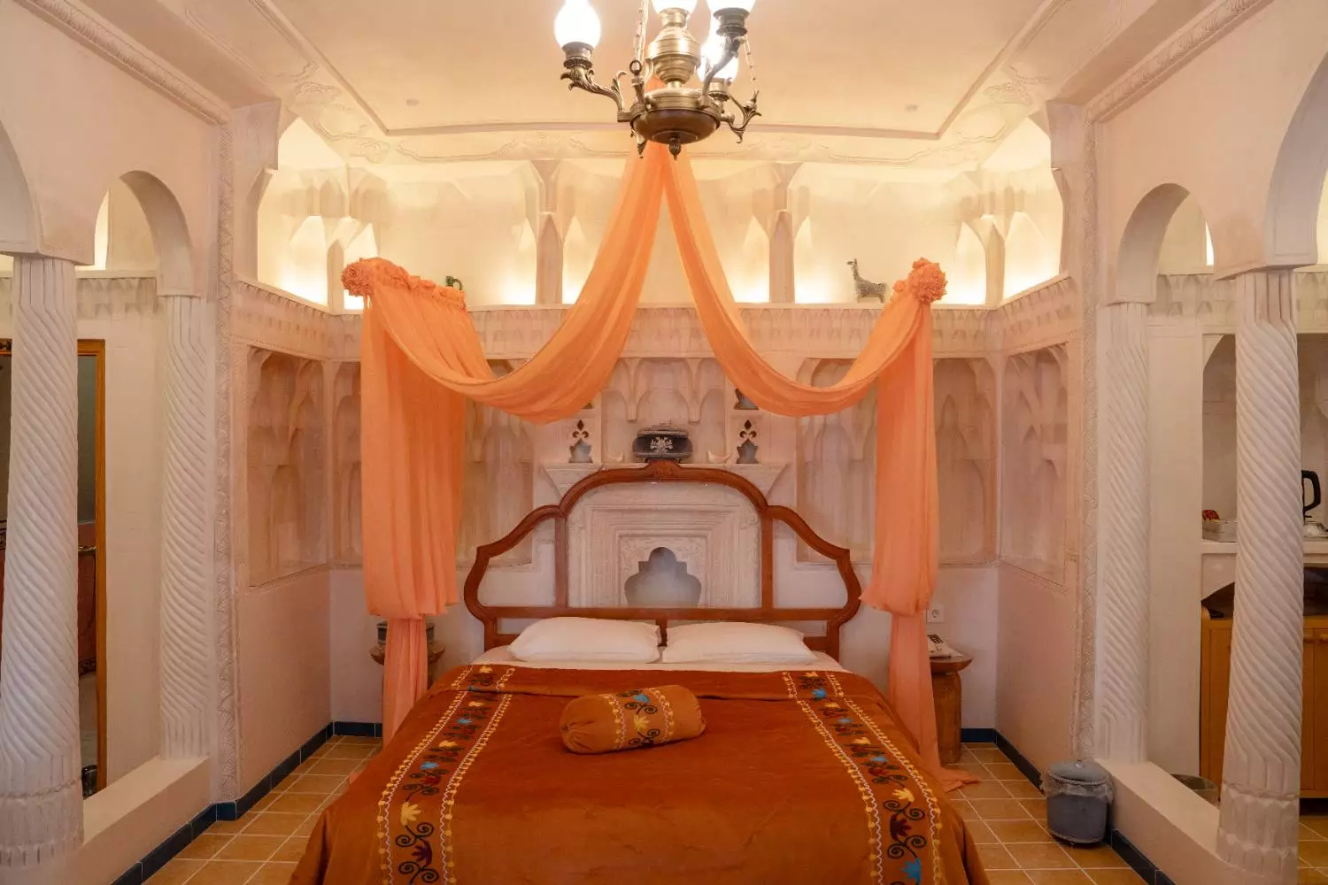 تخت خواب اتاق عمارت آقاحسینی با پرده نارنجی