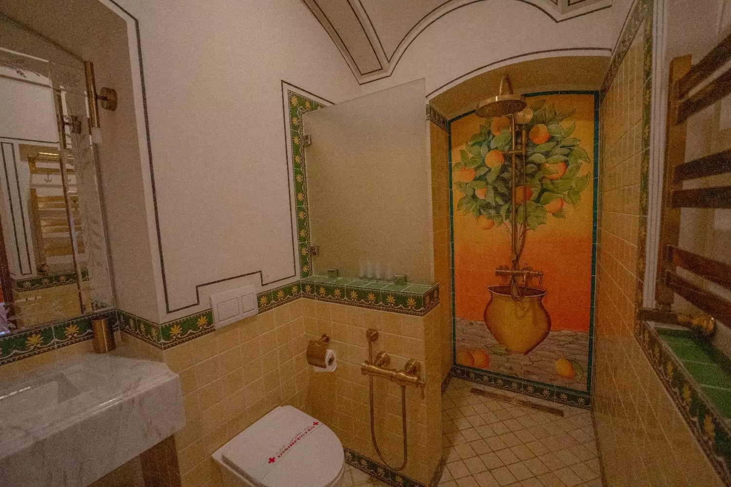 حمام عمارت آقاحسینی با کاشیکاری و نقاشی درخت