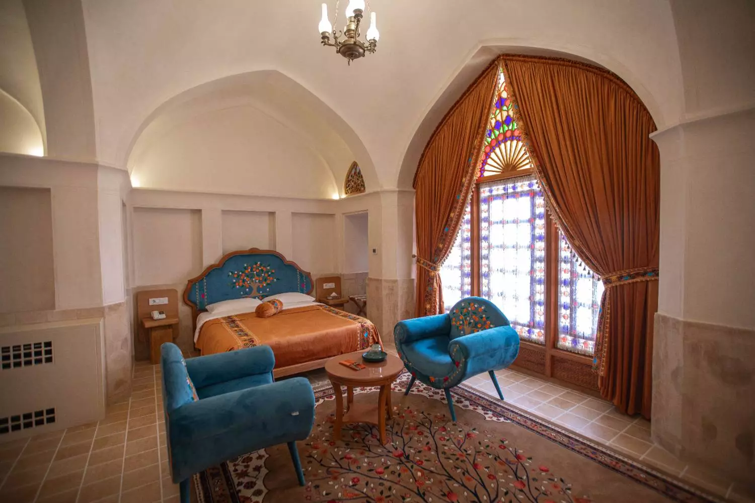 اتاق خواب عمارت آقاحسینی با پنجره شیشهرنگی