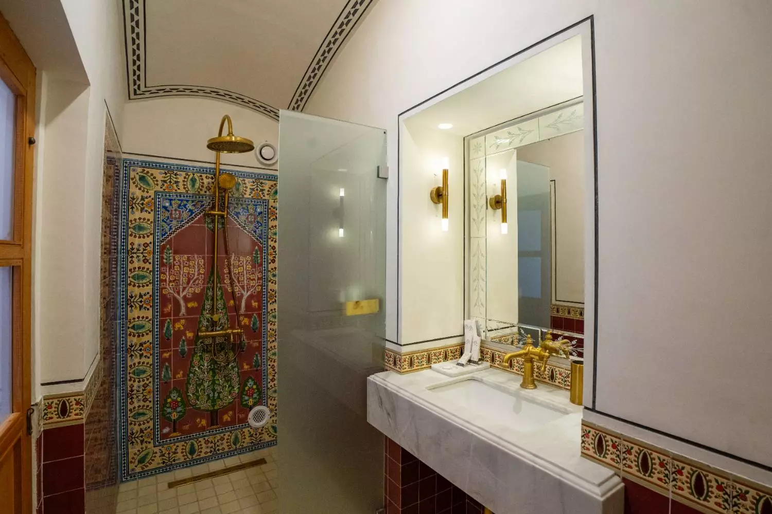 حمام عمارت آقاحسینی با دوش و کاشیکاری سنتی