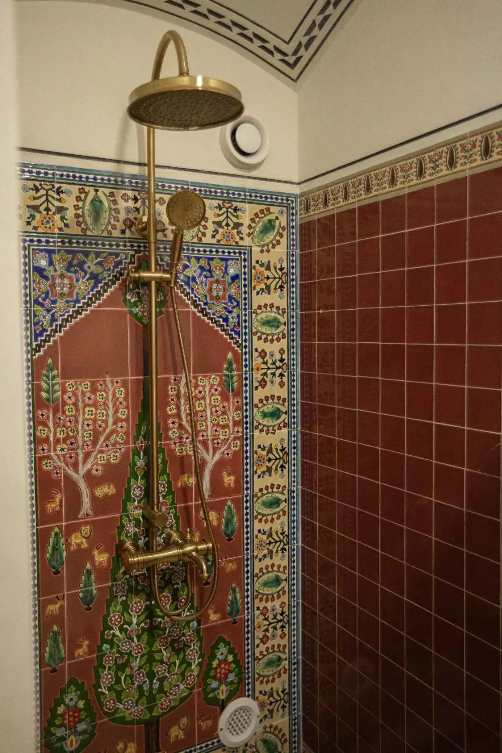 دوش حمام عمارت آقاحسینی با کاشیکاری نقشدار