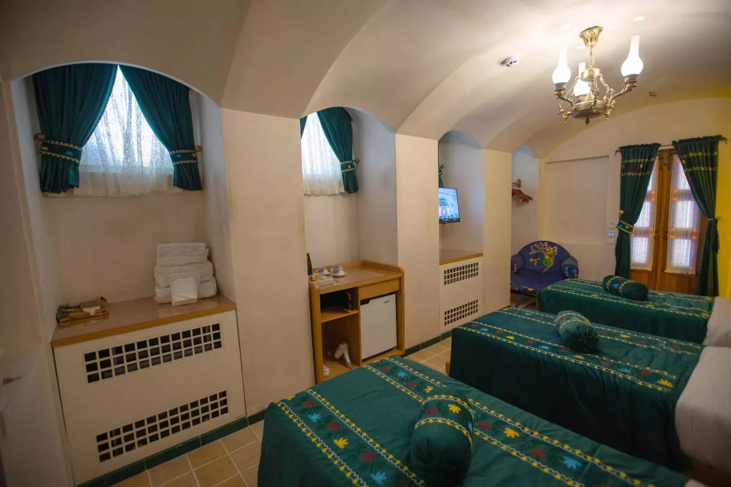 تختهای سبز اتاق عمارت آقاحسینی کنار پنجره