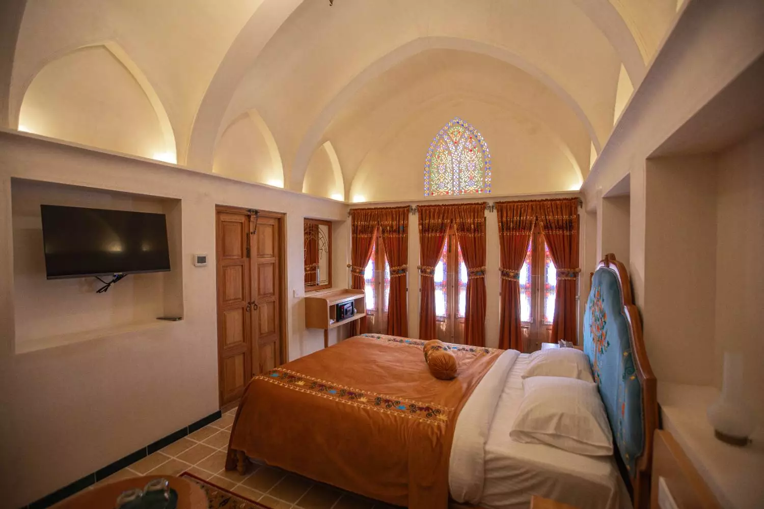 اتاق خواب با تخت نارنجی در عمارت آقاحسینی