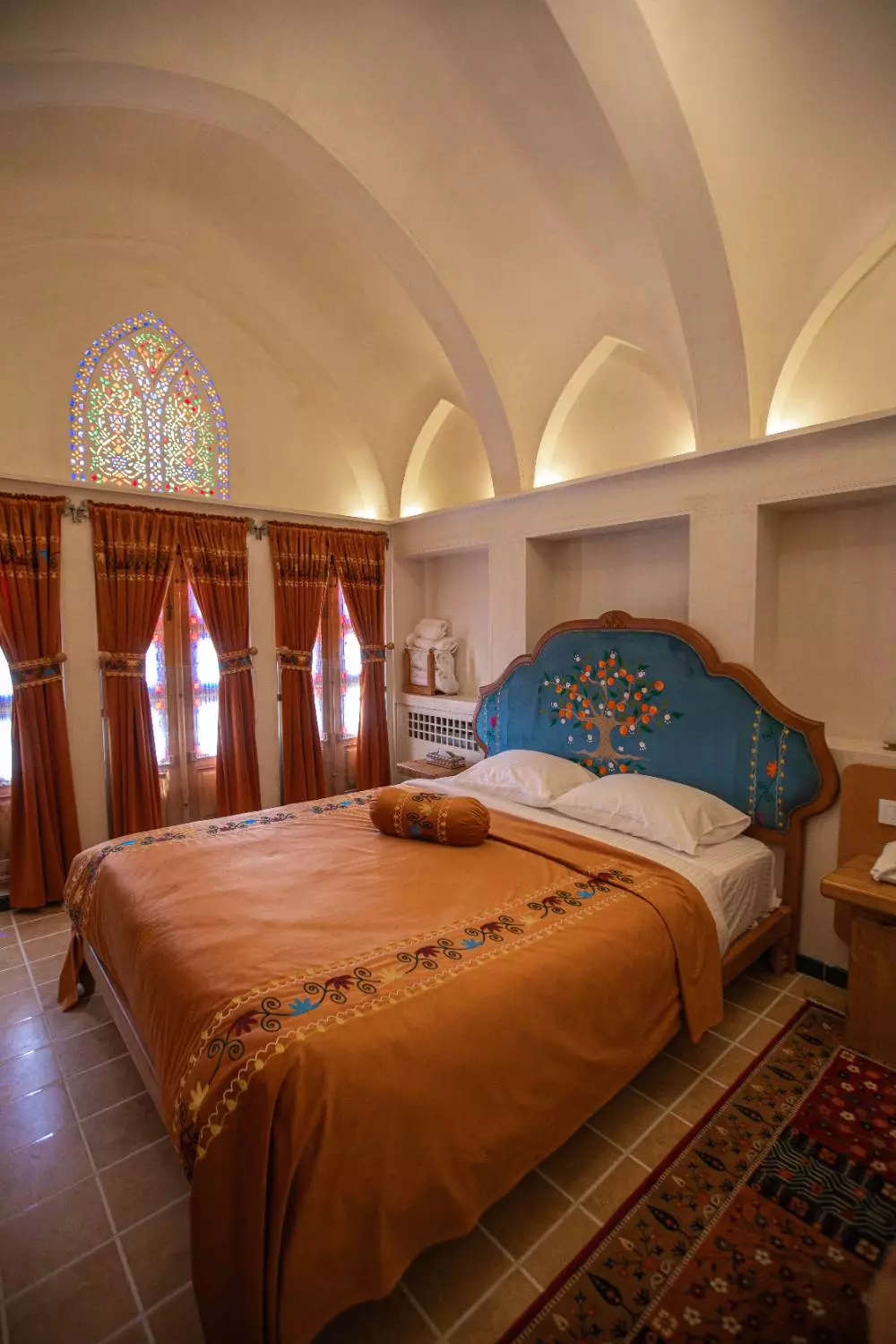 تختخواب با روتختی قهوهای در عمارت آقاحسینی