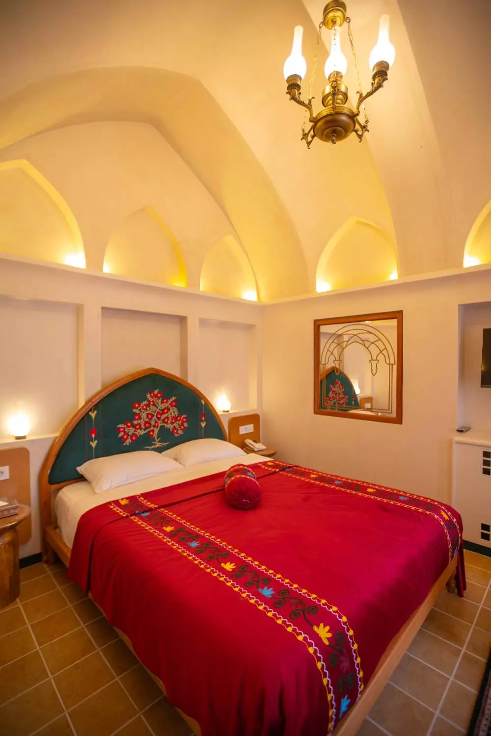 تخت دونفره با روتختی سرخ در عمارت آقاحسینی