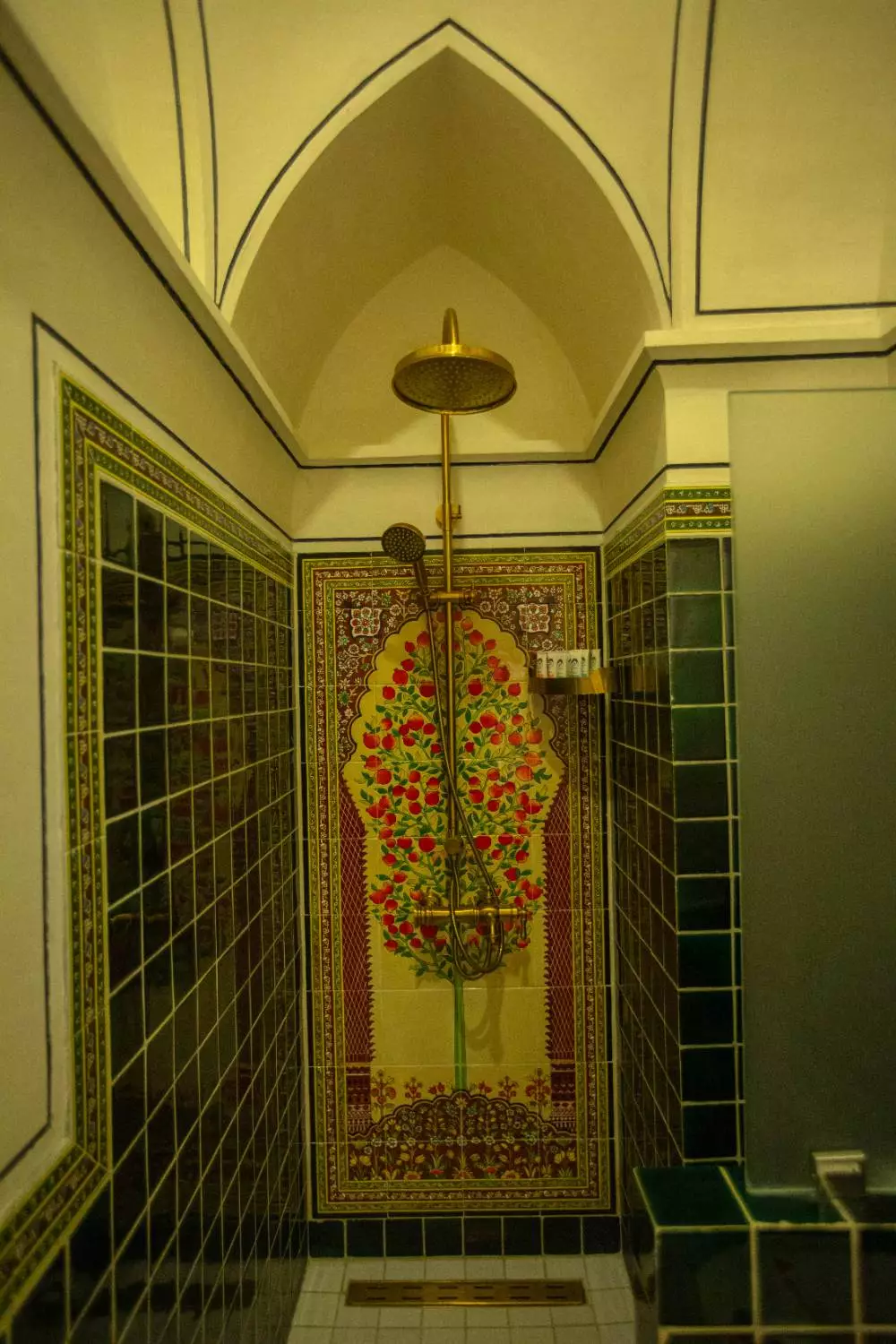 دوش حمام با کاشیکاری سنتی در عمارت آقاحسینی