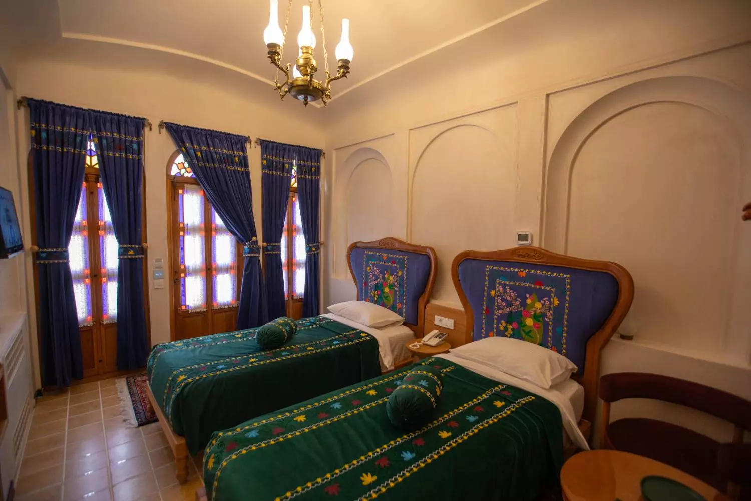 اتاق دو تخته با روتختی سبز در عمارت آقاحسینی
