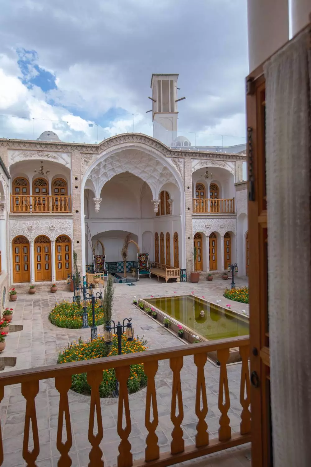 نمای حیاط مرکزی عمارت آقاحسینی با حوض و باغچه