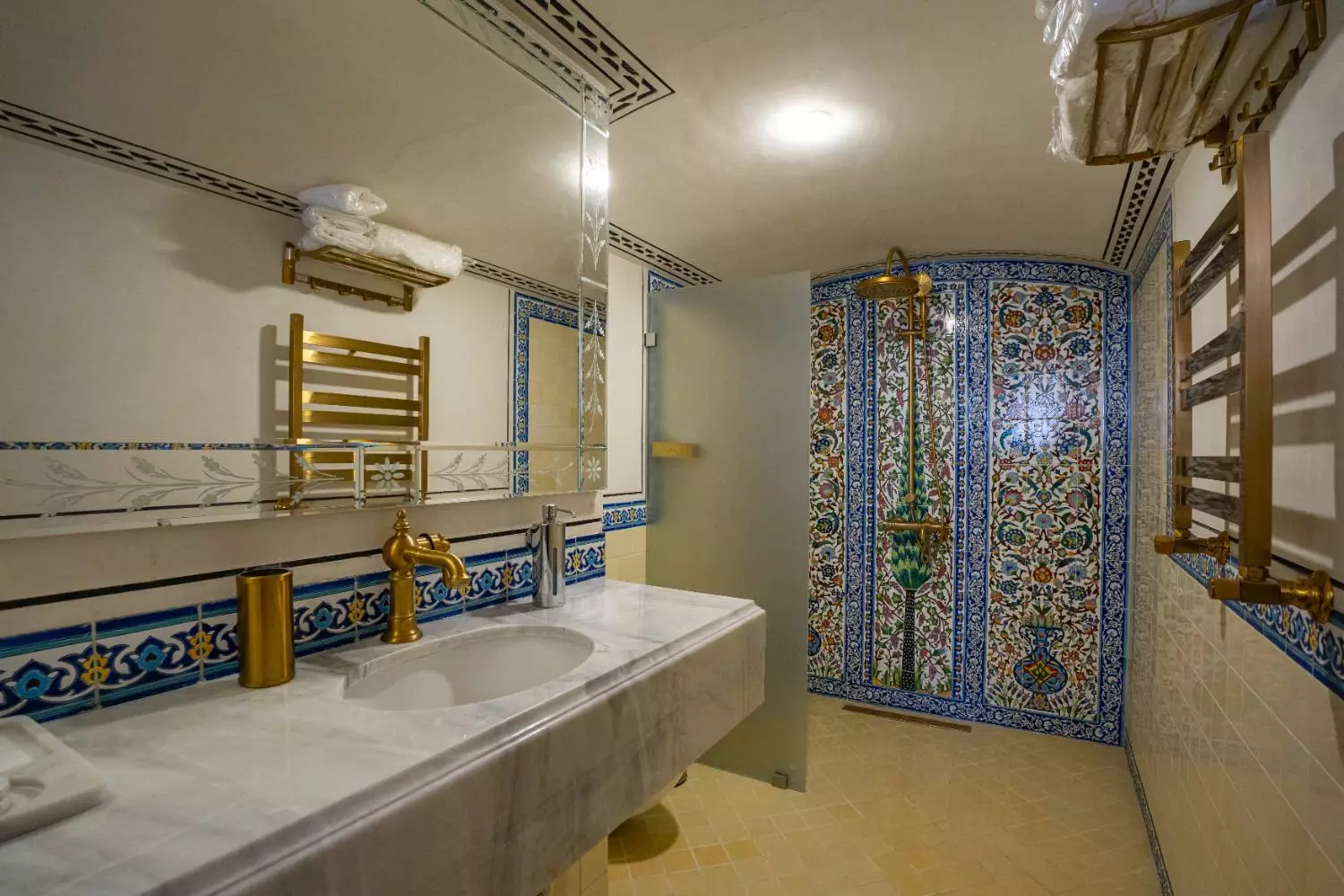 حمام با کاشیکاری آبی و روشویی مرمری عمارت آقاحسینی