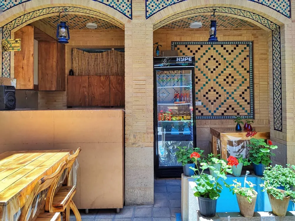 حیاط سنتی هتل عطاءالدوله با میز و گلدان
