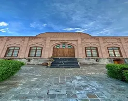 نمای آجری و ورودی چوبی هتل صادقی