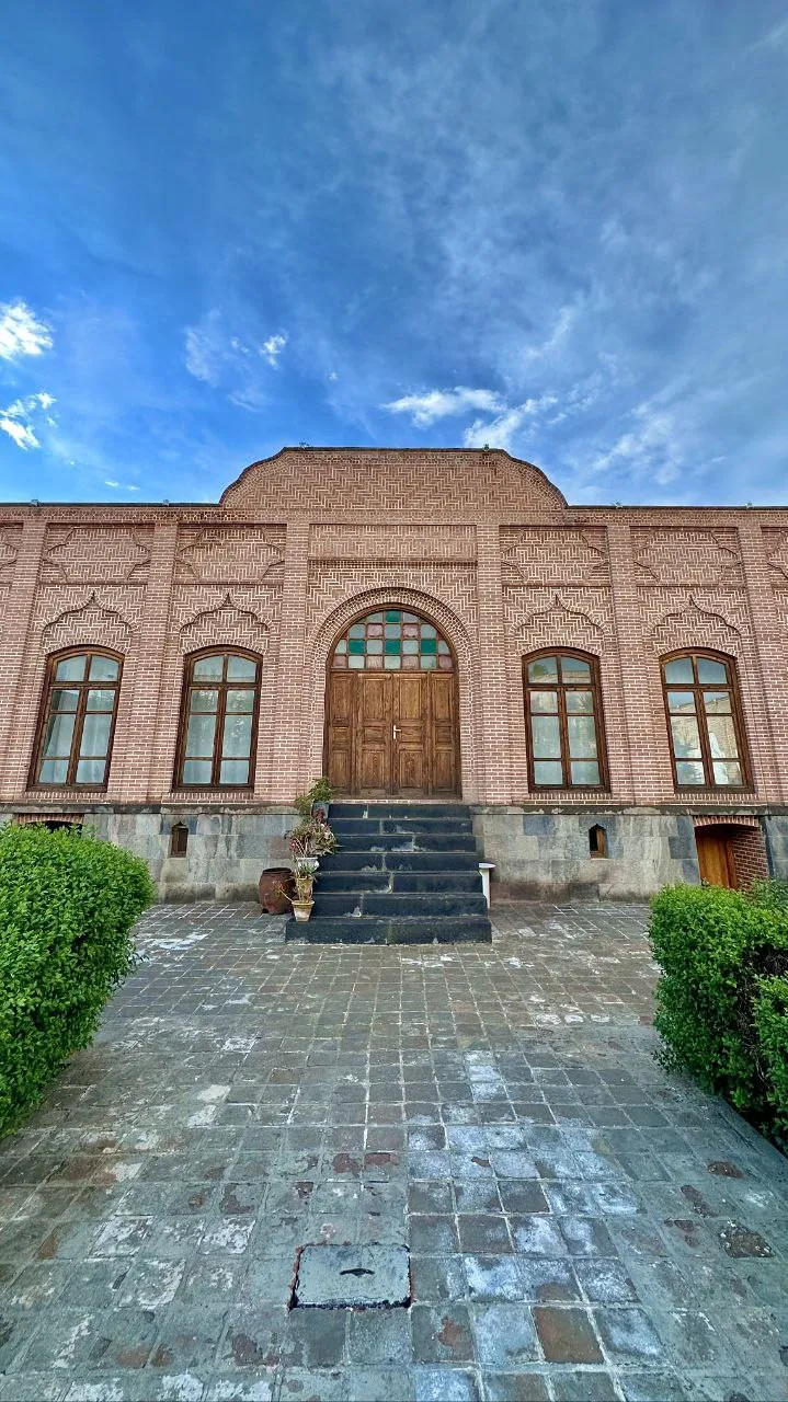 نمای آجری و ورودی چوبی هتل صادقی