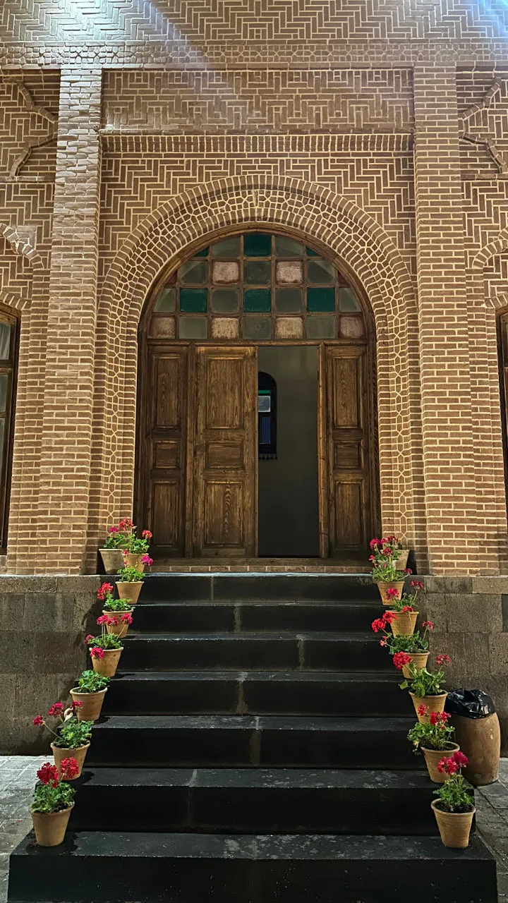 ورودی آجری هتل صادقی با پله‌های گلدان‌چین