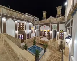 حیاط عمارت شمسه با حوض مرکزی در شب