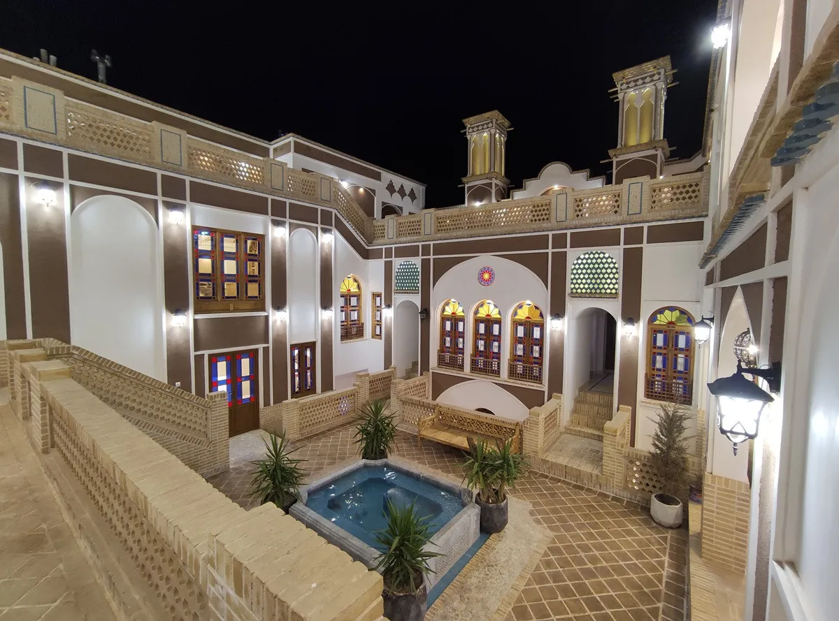 حیاط عمارت شمسه با حوض مرکزی در شب