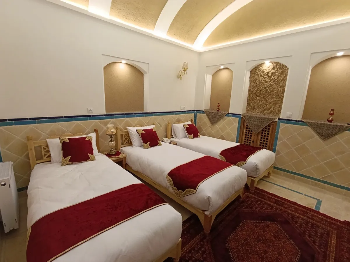 تخت‌های دوقلو با روتختی زرشکی در عمارت شمسه