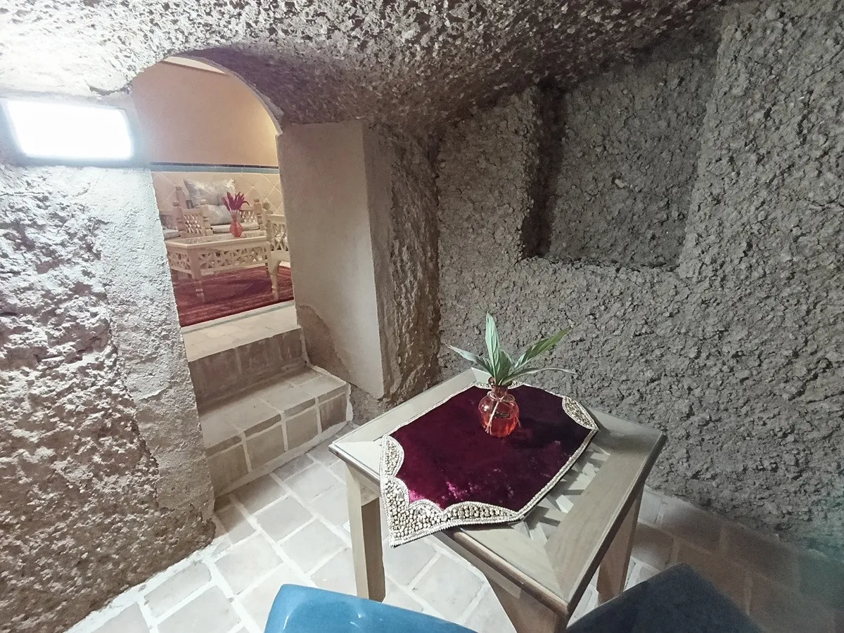 میز تزیینی در فضای سنگی عمارت شمسه
