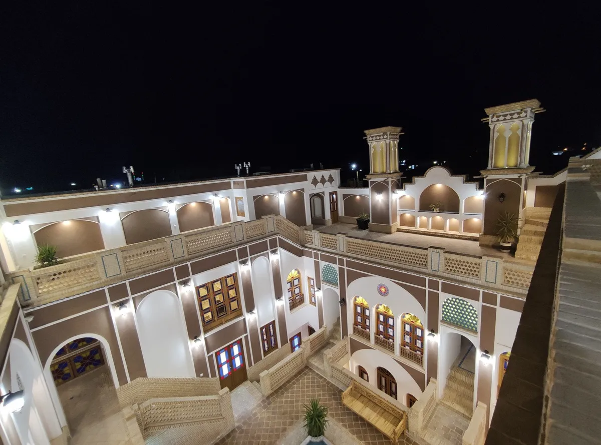 نمای شبانه حیاط مرکزی عمارت شمسه