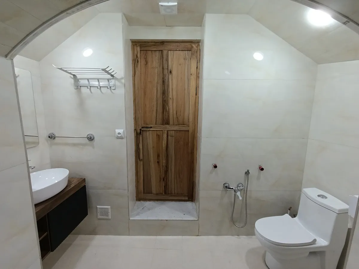 سرویس بهداشتی عمارت شمسه با در چوبی