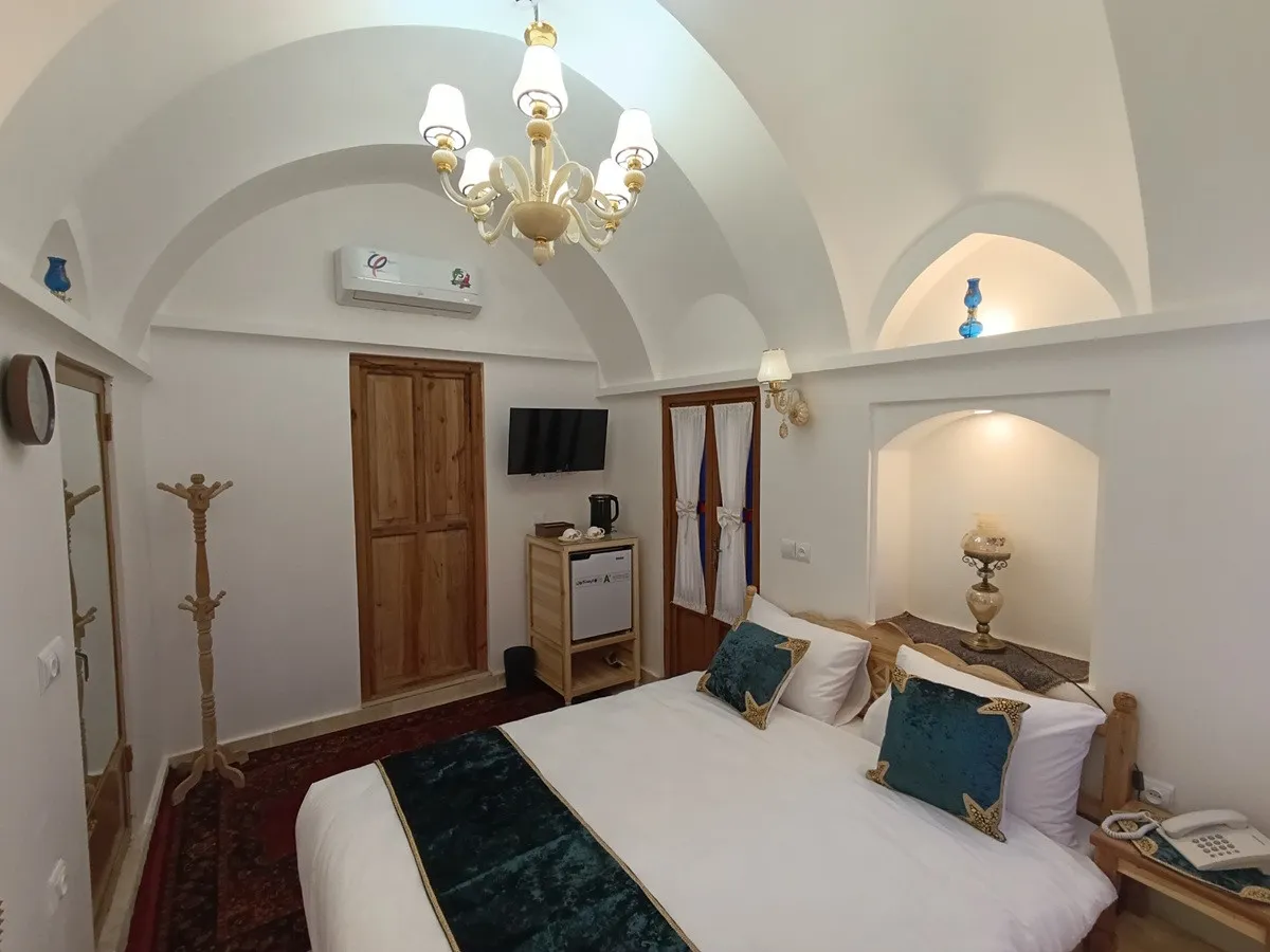 اتاق عمارت شمسه با تخت و لوستر