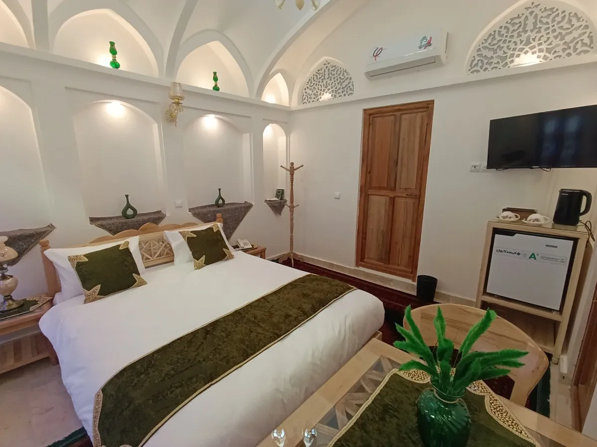اتاق خواب عمارت شمسه با تخت و طاق‌های گچی