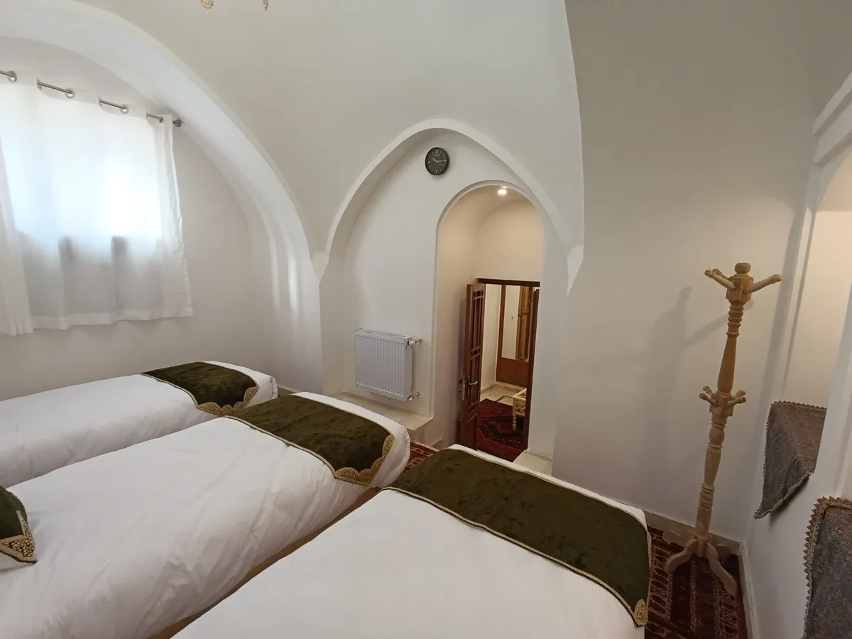 دو تخت یک‌نفره زیر طاق قوسی عمارت شمسه