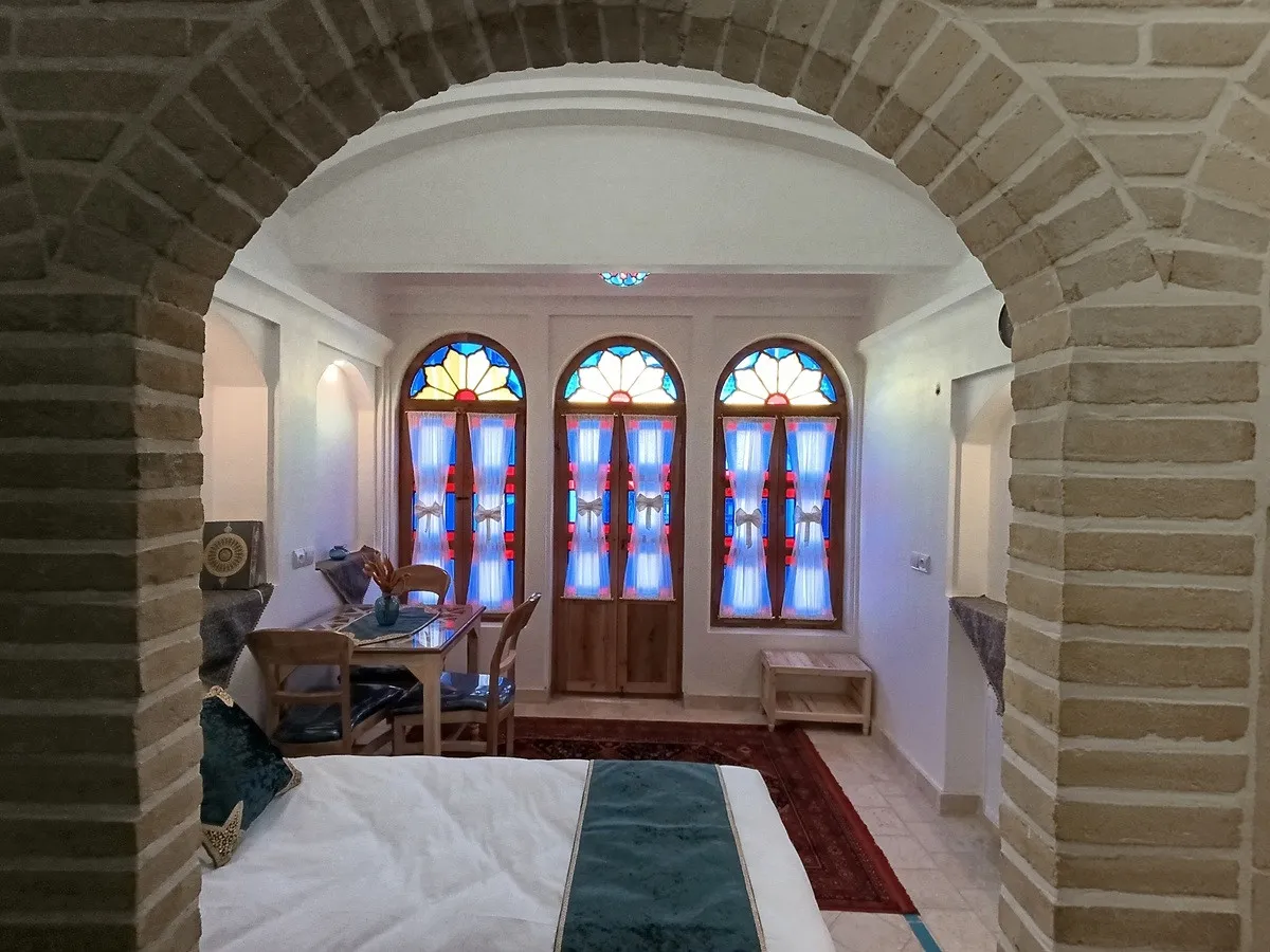 اتاق عمارت شمسه با پنجره‌های رنگی قوسی