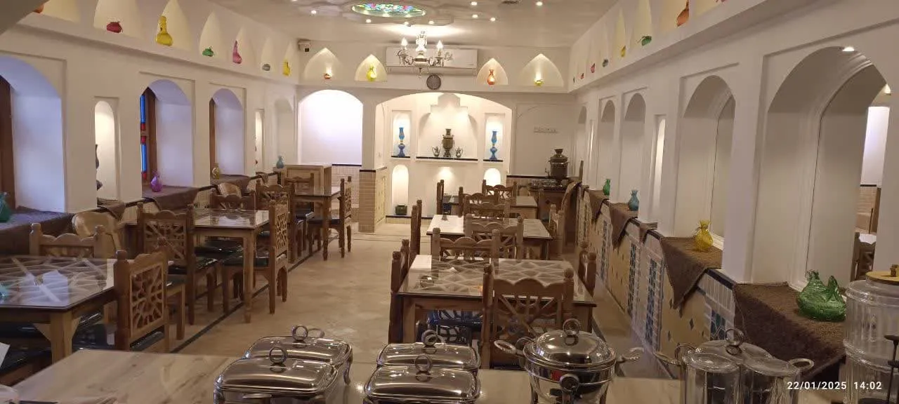 سالن غذاخوری عمارت شمسه با میزهای چوبی