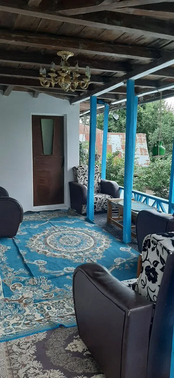 ایوان اقامتگاه کارن با مبلمان و فرش آبی