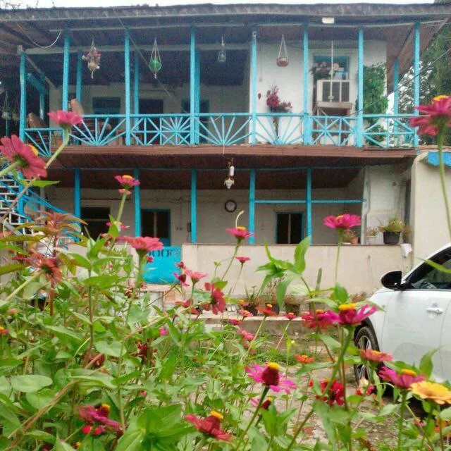 نمای بیرونی اقامتگاه کارن با گل‌های رنگارنگ